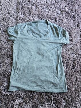 Under Armour Women’s Loose HeatGear V-Neck T-shirt - Heathered Light Green
